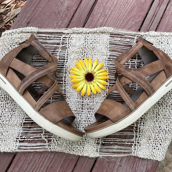 Eileen Fisher Shoes - 🌺 EILEEN FISHER; Sporty Tan Leather Pre-Loved Criss Cross Sandals in Wmn. Sz. 9